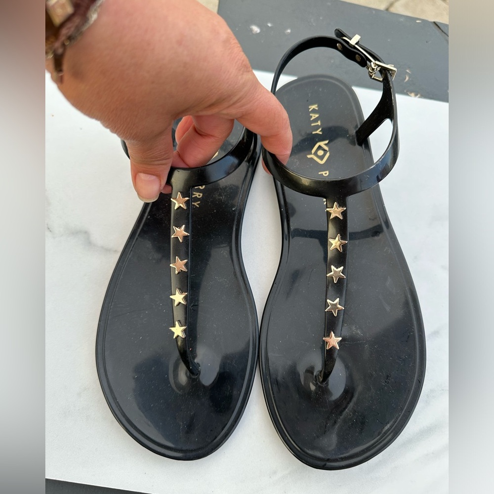 Katy Perry Women's The Geli-T Strap Flat Sandal, STAR/BLACK, 8M